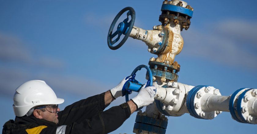 Нефть ждет повода для рывка на $70