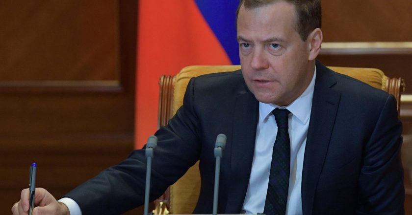 Медведеву предложили потратить пенсионные деньги