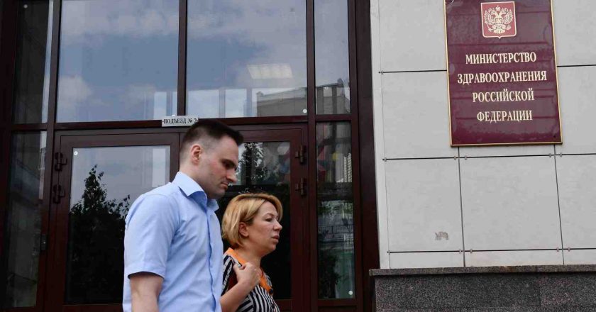 Минздрав запускает в России бумажную войну - сенатор