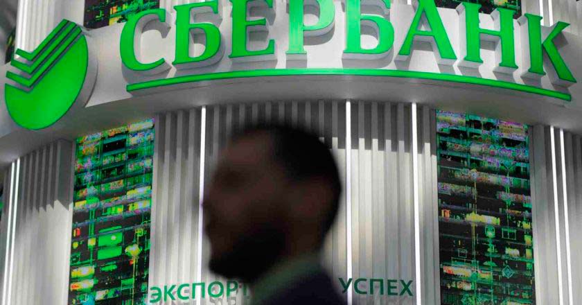 Скрестить Сбербанк с такси и едой