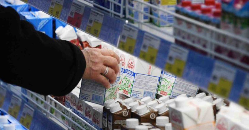 Россияне тратят на еду половину зарплаты