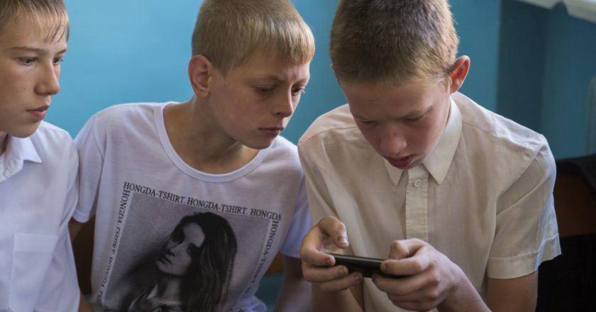 В России предлагают поменять смартфоны на «шкулфоны»