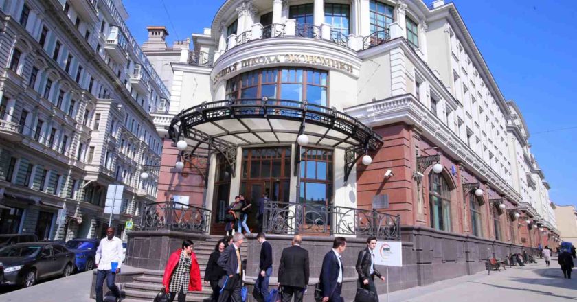 Кто зарабатывает 100 тысяч рублей в месяц