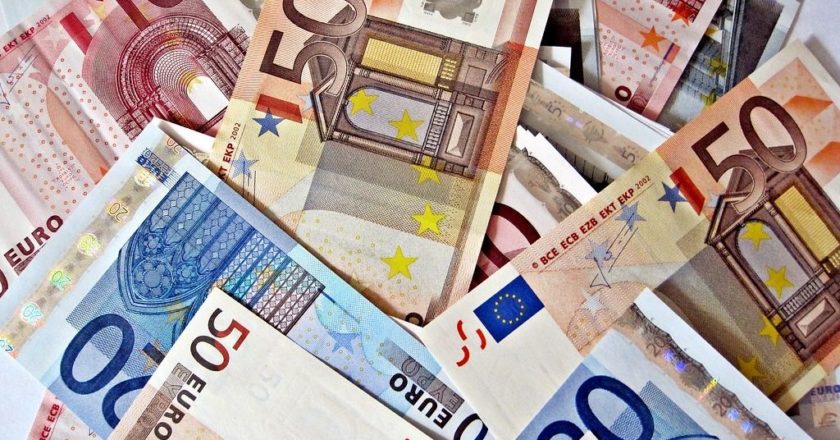 Курс евро подкрадывается к 75 рублям