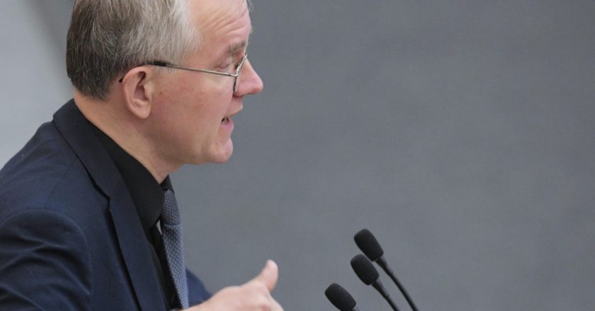 Депутат Олег Шеин выступает на пленарном заседании Госдумы РФ. Владимир Федоренко / РИА Новости