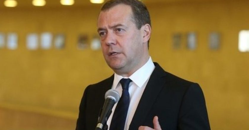 Медведев пообещал повысить пенсии