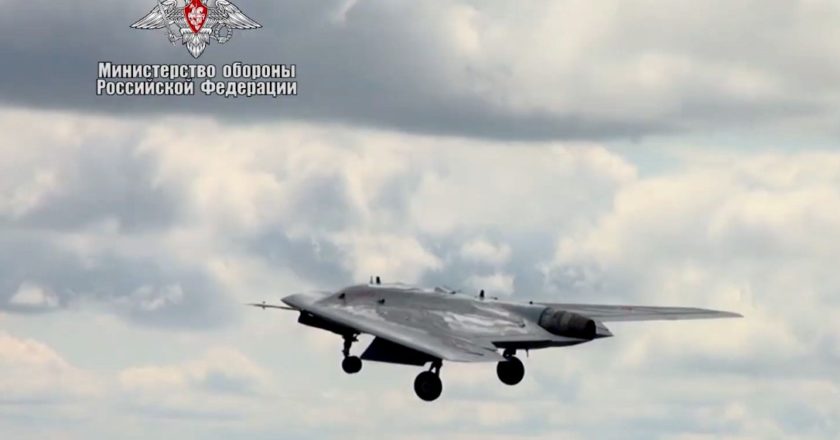 Российский беспилотник пролетел вместе с истребителем