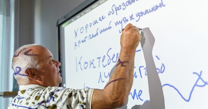 Эксперт рассказал об опасности электронных досок в школах
