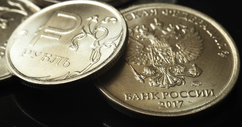 Россияне запихнули сбережения под подушки