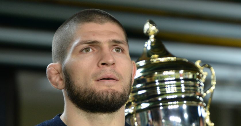 Чемпион абсолютного бойцовского чемпионата (UFC) в легком весе россиянин Хабиб Нурмагомедов во время чествования перед началом матча 11-го тура чемпионата России по футболу среди клубов Премьер-лиги между ФК "Анжи" (Махачкала) и ПФК ЦСКА (Москва). Саид Царнаев / РИА Новости
