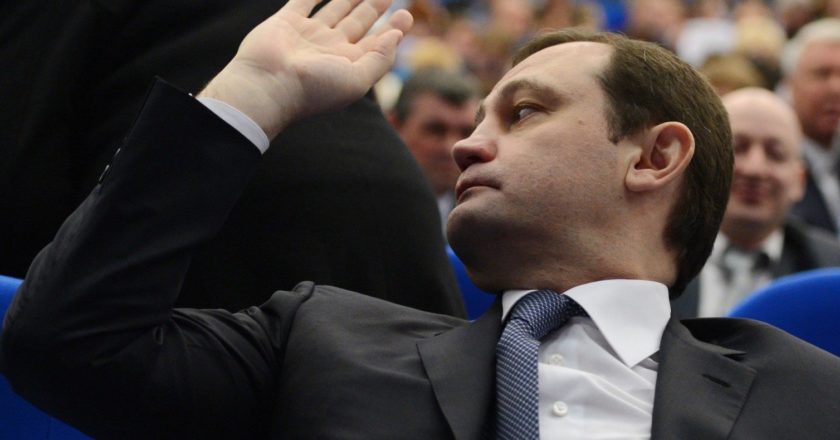 Чиновникам в России разрешат не ходить на работу
