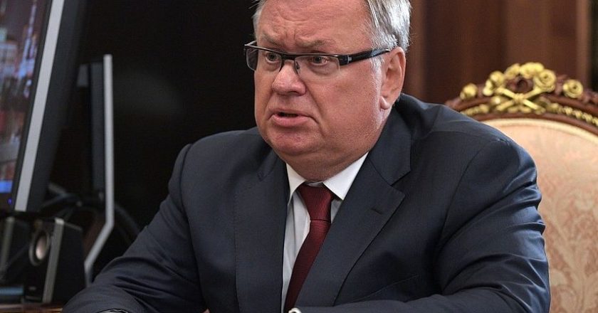 Костин заявил, что надежнее хранить деньги в рублях