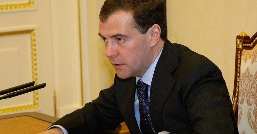 Медведев разрешил тратить пенсионные деньги