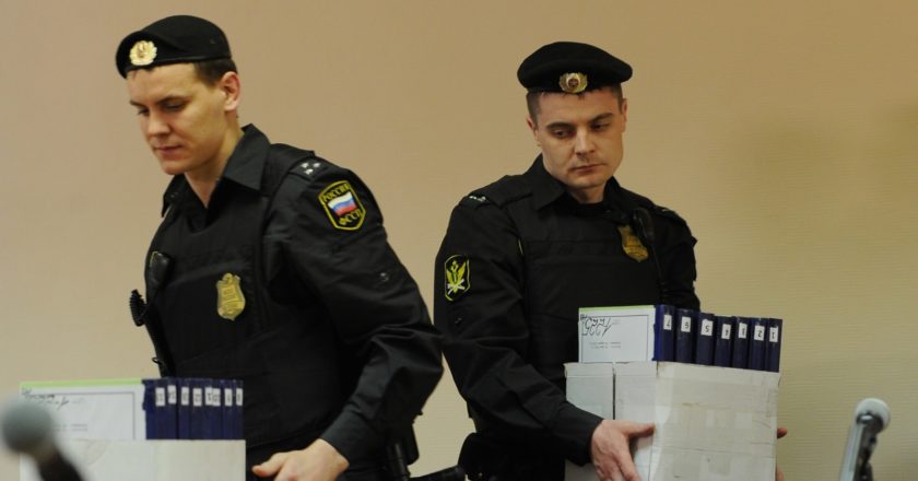 Банки спешат передать должников коллекторам