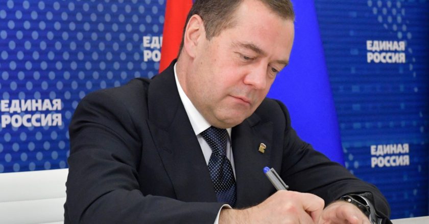 Медведев поручил продать больше госкомпаний