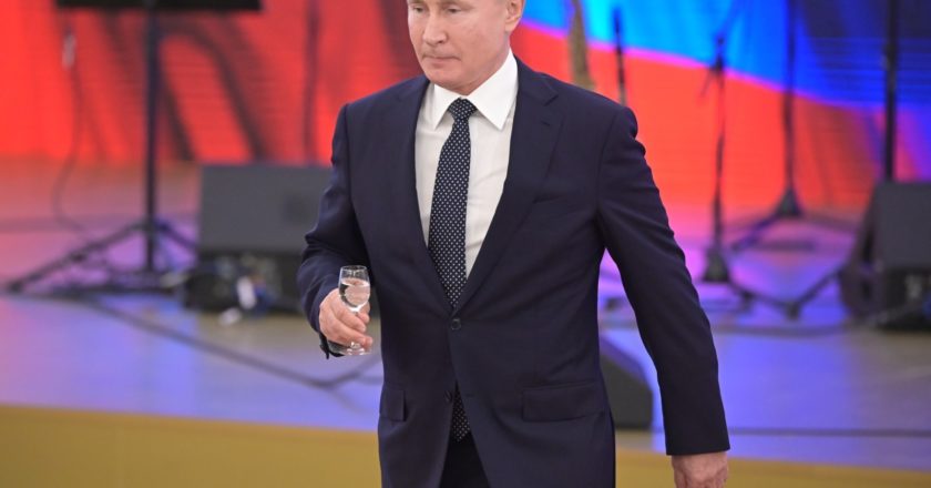 Путин поручил доплатить пенсионерам