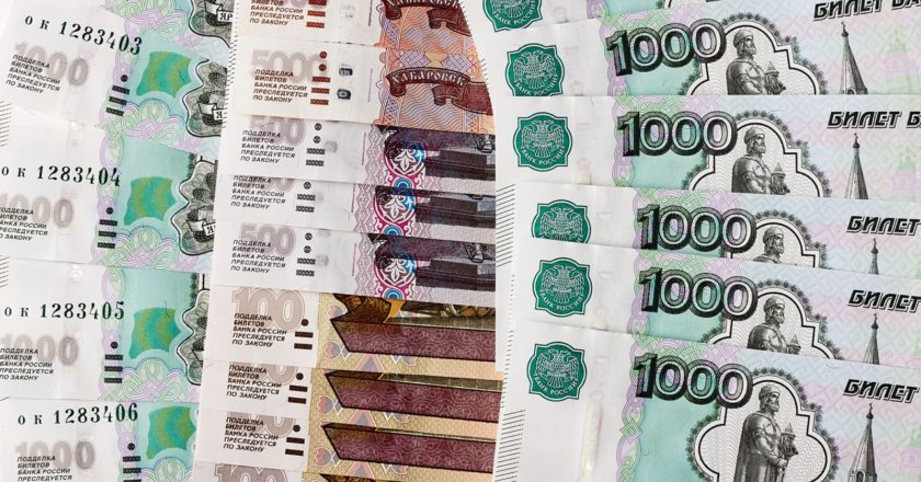 Эксперты рассказали о потерях на рубле