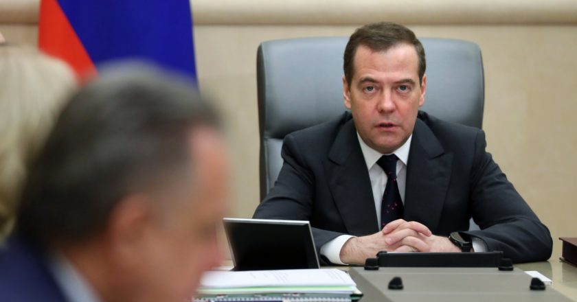 Медведев перед отставкой дал деньги на ледокол