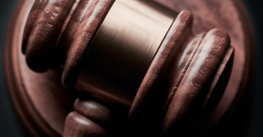 Во Франции против пенсионной реформы бунтуют адвокаты