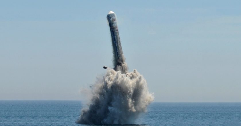 Китайская морская ракета опаздывает к подлодке