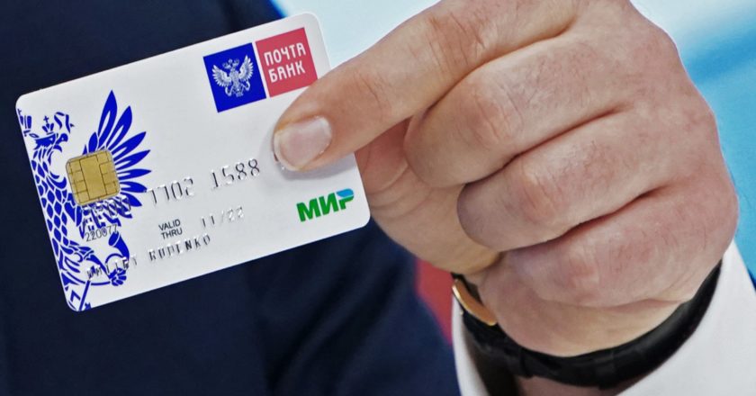 Пенсионера «просто послали» за картой «Мир»
