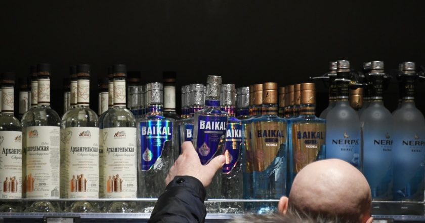 Россияне стали меньше пить водку