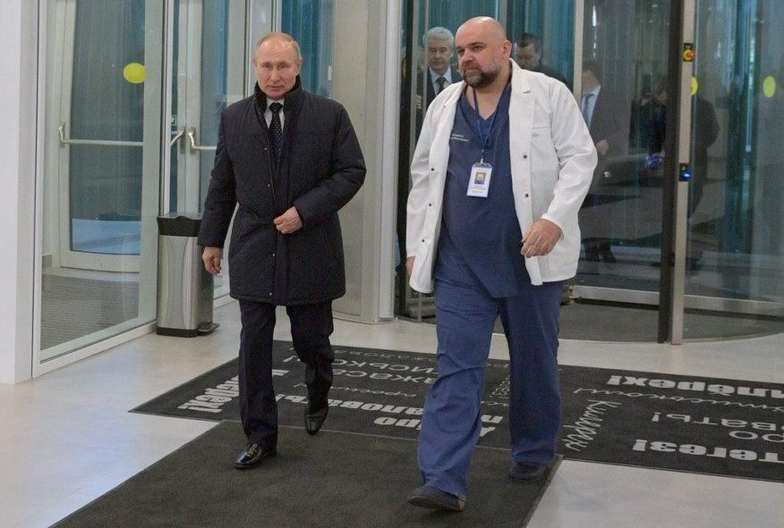 Президент РФ Владимир Путин с главврачом Городской клинической больницы №40 Департамента здравоохранения города Москвы Денисом Проценко.. Фото: kremlin.ru