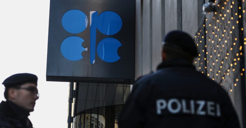 Полицейские охраняют здание Организации стран - экспортеров нефти в Вене. Алексей Витвицкий / РИА Новости