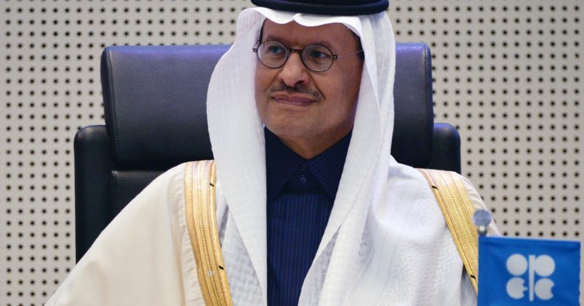 Председатель саудовской группы по исследованиям и маркетингу Saudi Research and Marketing Group (SRMG) Турки ибн Салман Аль Сауд на заседании стран-участниц соглашения о сокращении добычи нефти ОПЕК+ в Вене. Алексей Витвицкий / РИА Новости