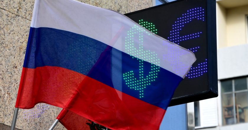 Знаки евро и доллара на табло курса валют в Москве. Курсы доллара и евро к рублю взлетели на международном валютном рынке после обрушения мировых цен на нефть. Алексей Майшев / РИА Новости