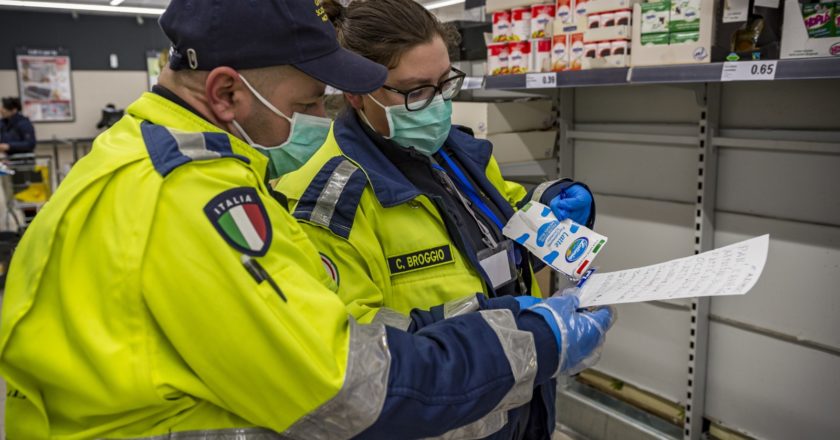 Сотрудники социальной службы покупают продукты людям пожилого возраста для предотвращения распространения инфекции. Алессандро Рота / РИА Новости