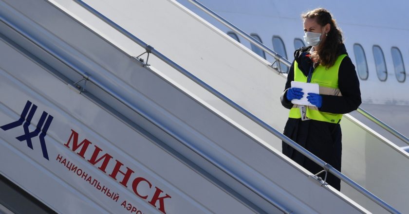 Сотрудник национального аэропорта "Минск" в защитной маске. Виктор Толочко / Sputnik
