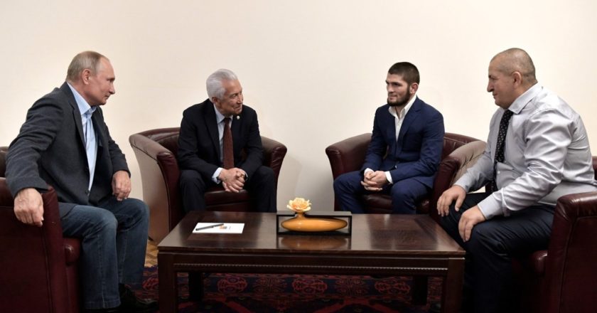 Владимир Путин встретился с российским борцом, чемпионом UFC в лёгком весе Хабибом Нурмагомедовым и его отцом, тренером Абдулманапом Нурмагомедовым. Фото: kremlin.ru