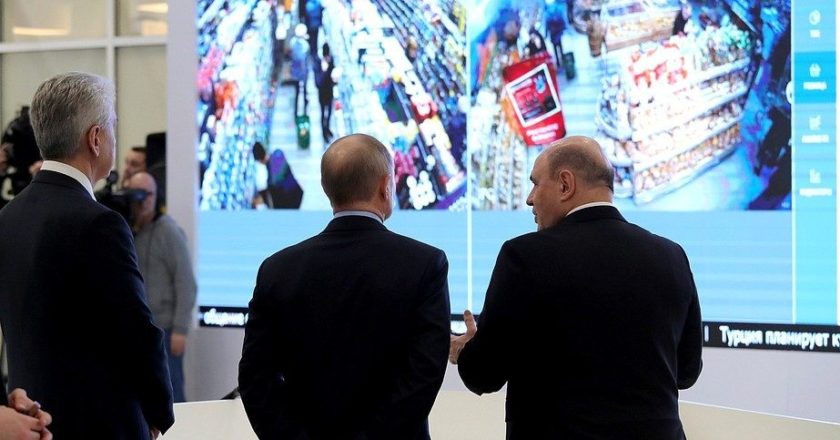 Президент РФ Владимир Путин и глава правительства РФ Михаил мишустин в центре по мониторингу ситуации с коронавирусом. Фото: kremlin.ru