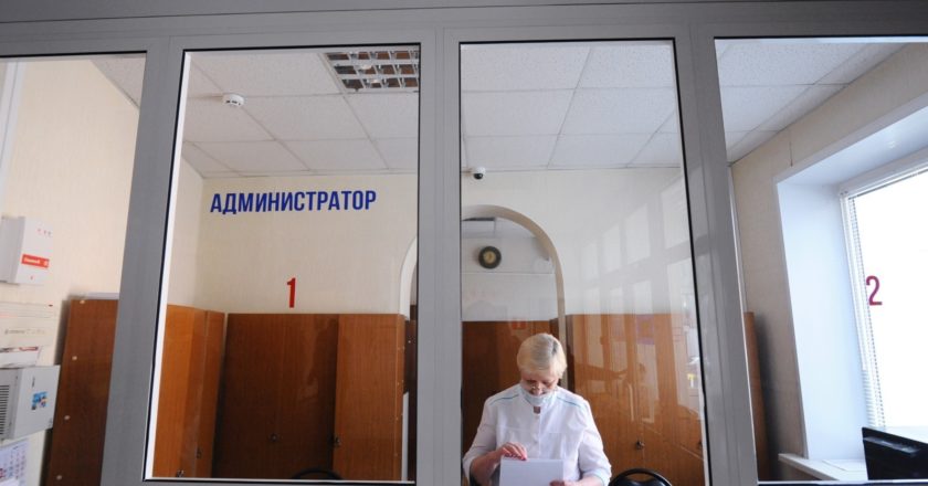 Медицинский работник в регистратуре. Алексей Сухоруков / РИА Новости