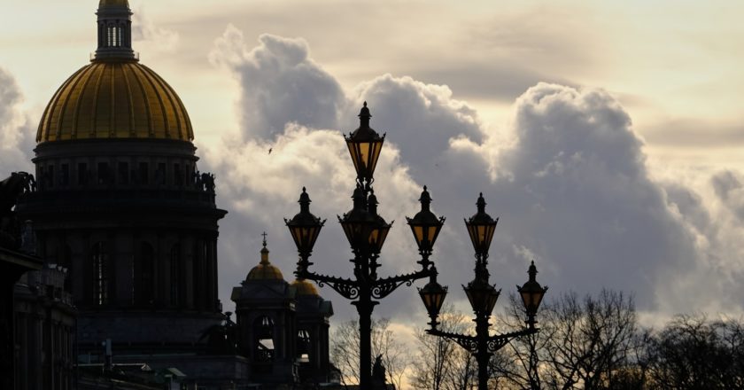 Вид на Исаакиевкий собор с Дворцовой площади в Санкт-Петербурге. Алексей Даничев / РИА Новости