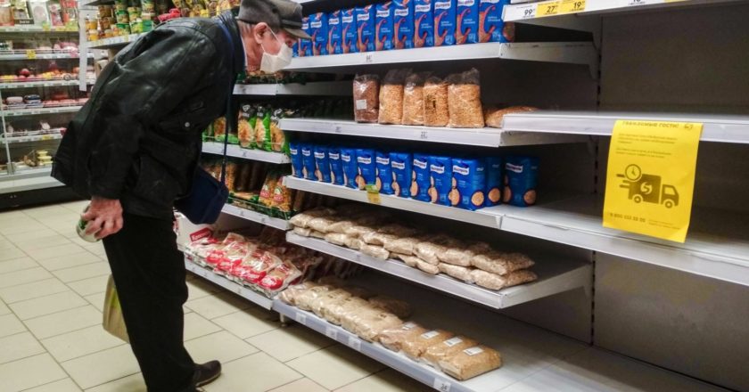 Пожилой мужчина выбирает товары в одном из магазинов "Пятерочка" в Москве. Владимир Трефилов / РИА Новости