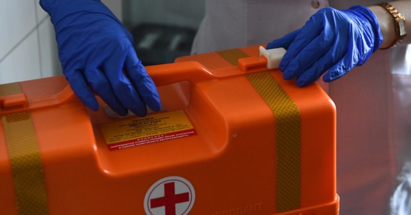 Чемодан с лекарственными средствами в руках у врача на подстанции скорой помощи в Ленинском районе Новосибирска. Александр Кряжев / РИА Новости
