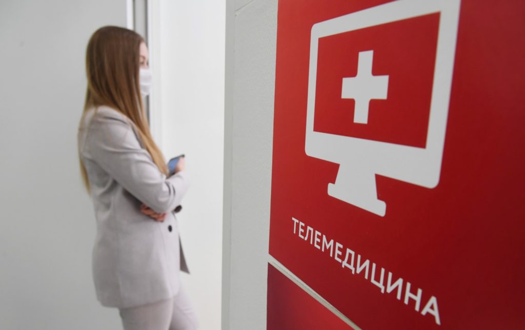 Центр телемедицины, открывшийся в здании школы № 548 в Москве. Для пациентов с подтвержденным диагнозом Covid-19, состояние которых позволяет лечиться на дому и не несет угрозы для здоровья, стали доступны телемедицинские консультации. Врачи Центра телемедицины круглосуточно находятся с больными на связи, в режиме онлайн могут оценить их состояние Илья Питалев / РИА Новости