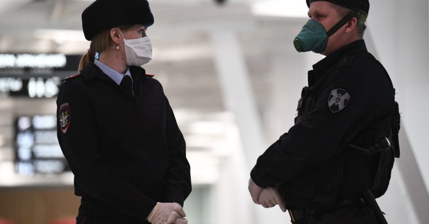 Сотрудники полиции перед встречей пассажиров рейса 5702 Бангкок - Новосибирск авиакомпании S7 в аэропорту Толмачево. Александр Кряжев / РИА Новости