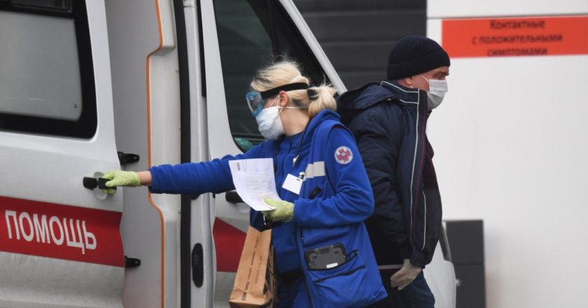 Бригада скорой медицинской помощи доставила пациента в больницу в Коммунарке. Илья Питалев / РИА Новости