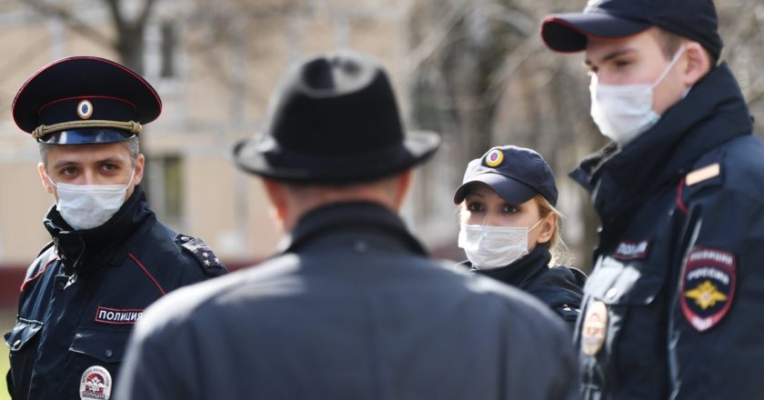 Сотрудники полиции разговаривают с пожилым мужчиной на улице. С 30 марта в России введен режим полной самоизоляции для всех граждан из-за угрозы распространения COVID-19. Григорий Сысоев / РИА Новости