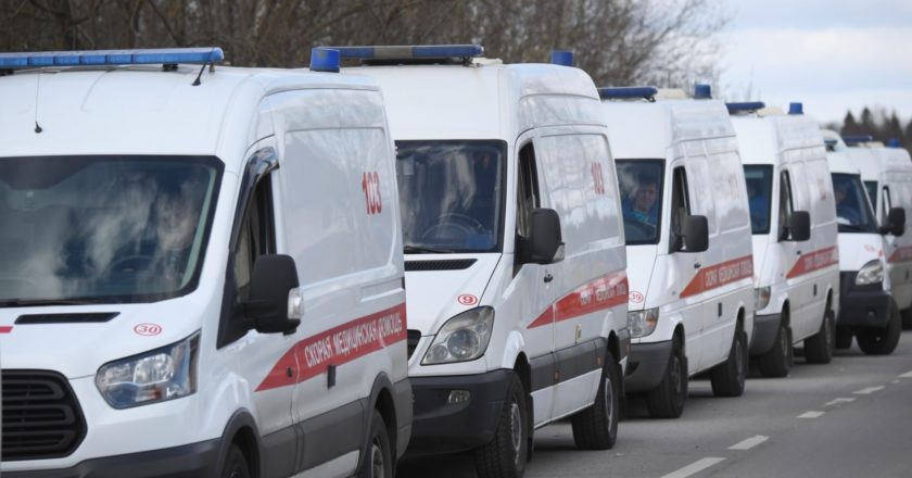 Автомобили скорой помощи у здания Федерального клинического центра высоких медицинских технологий федерального медико-биологического агентства. Илья Питалев / РИА Новости
