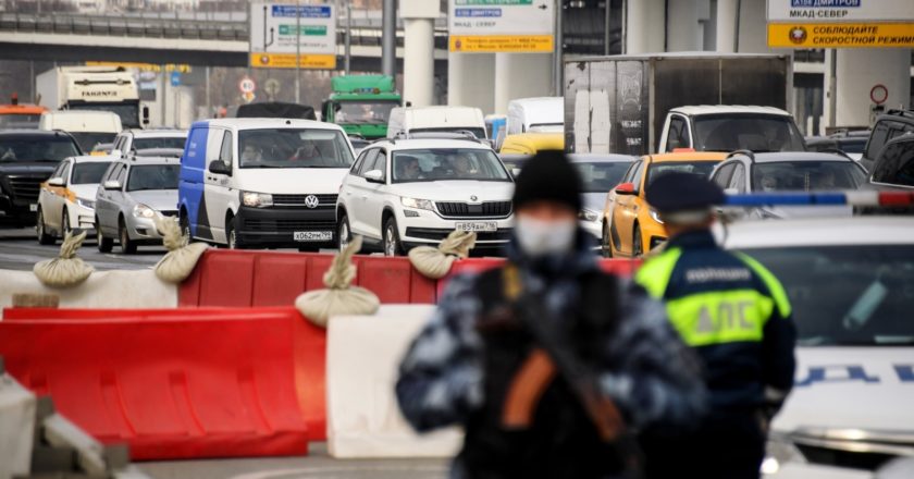 Сотрудники дорожно-патрульной службы ГИБДД на блокпосту при въезде в Москву на пересечении с МКАД, где из-за распространения коронавируса введены выборочные проверки автомобилей. Алексей Филиппов / РИА Новости