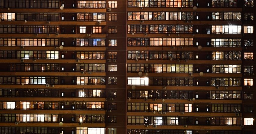 Окна многоквартирного дома в Москве. Владимир Астапкович / РИА Новости