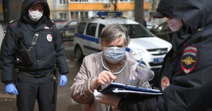Сотрудники полиции проводят оповещение граждан на одной из улиц в Москве. Максим Блинов / РИА Новости