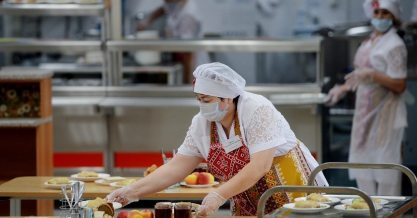 Работница школьной столовой разносит тарелки с едой к завтраку учеников школы № 136 в Екатеринбурге. Павел Лисицын / РИА Новости