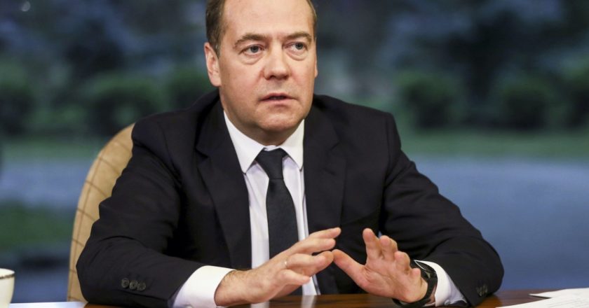 Заместитель председателя Совета безопасности РФ Дмитрий Медведев принимает участие в виртуальном Петербургском международном юридическом форуме "9 1/2: Законы коронавируса". Екатерина Штукина / РИА Новости