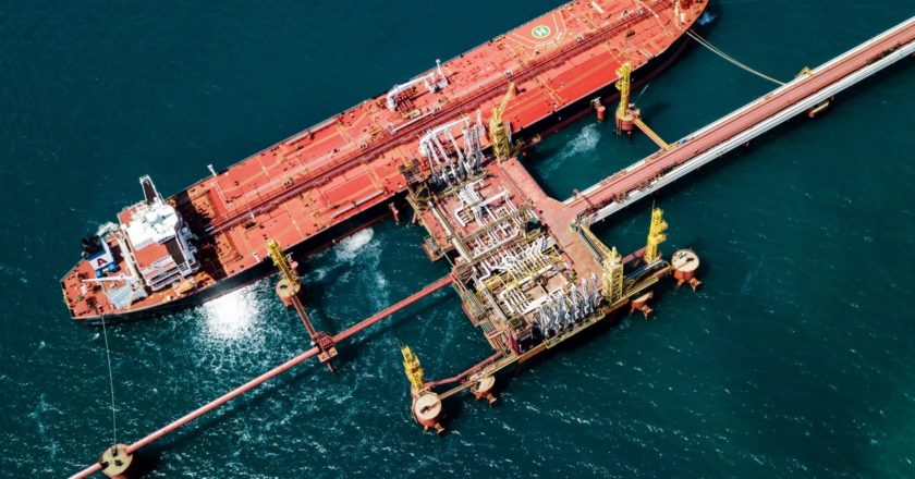 Нефтяной танкер у нефтеналивного терминала перевалочного комплекса "Шесхарис" в Краснодарском крае. Виталий Тимкив / РИА Новости