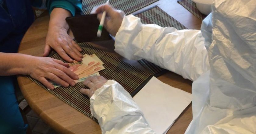 Сотрудник Ак Барс Банка вручает пенсию, доставленную на дом. Ак Барс Банк начал доставлять пенсии домой клиентам старше 65 лет, проживающим в Татарстане. Изображение является раздаточным материалом, предоставлено третьей стороной. Только редакционное использование. Запрет на архивирование, коммерческое использование, рекламную кампанию. Пресс-служба Ак Барс Банка